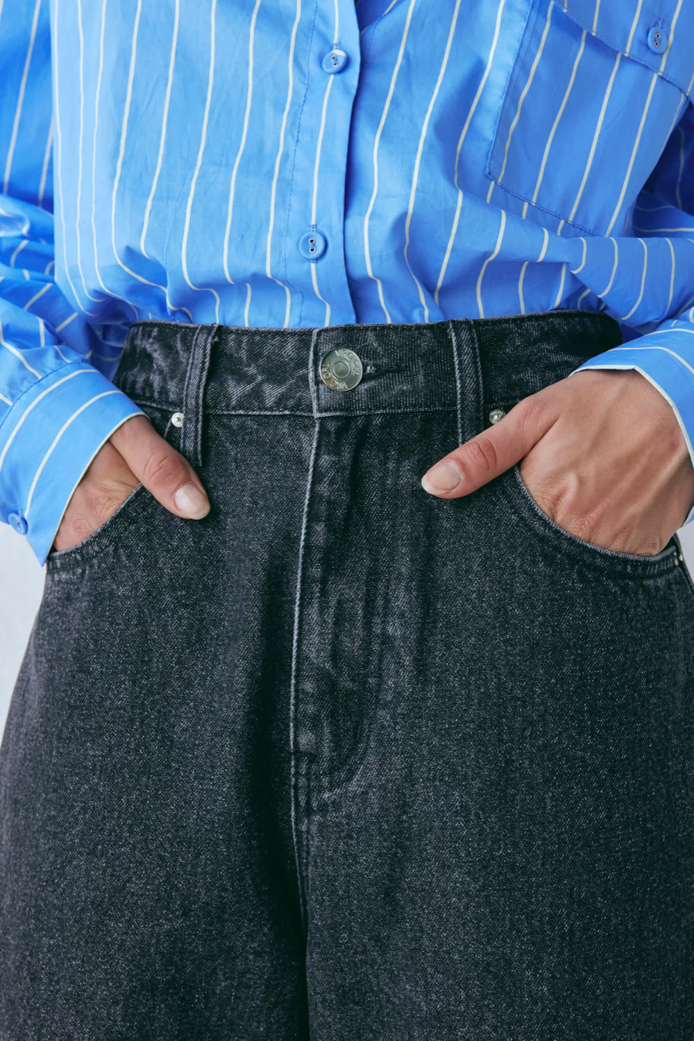 Lex Mid Rise Barrel Denim Jeans Washed Black - Image 4