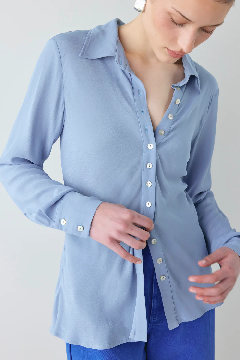 Mila Bias Shirt Sky - Image 5