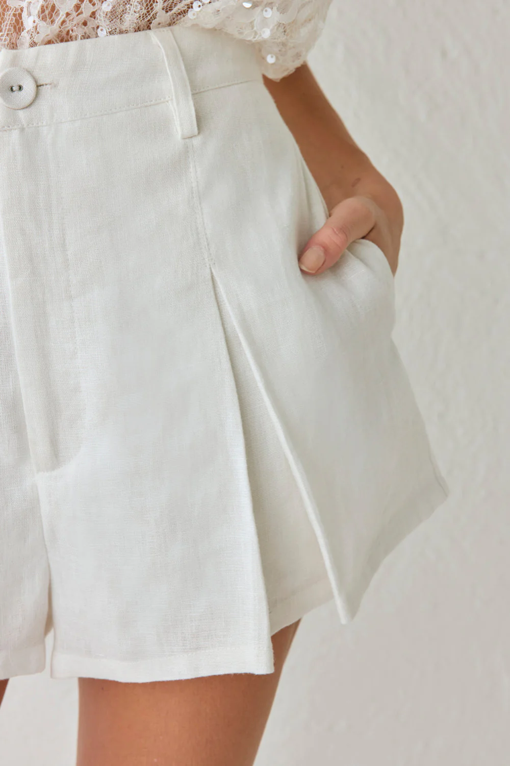 Nela Linen Shorts White - Image 5