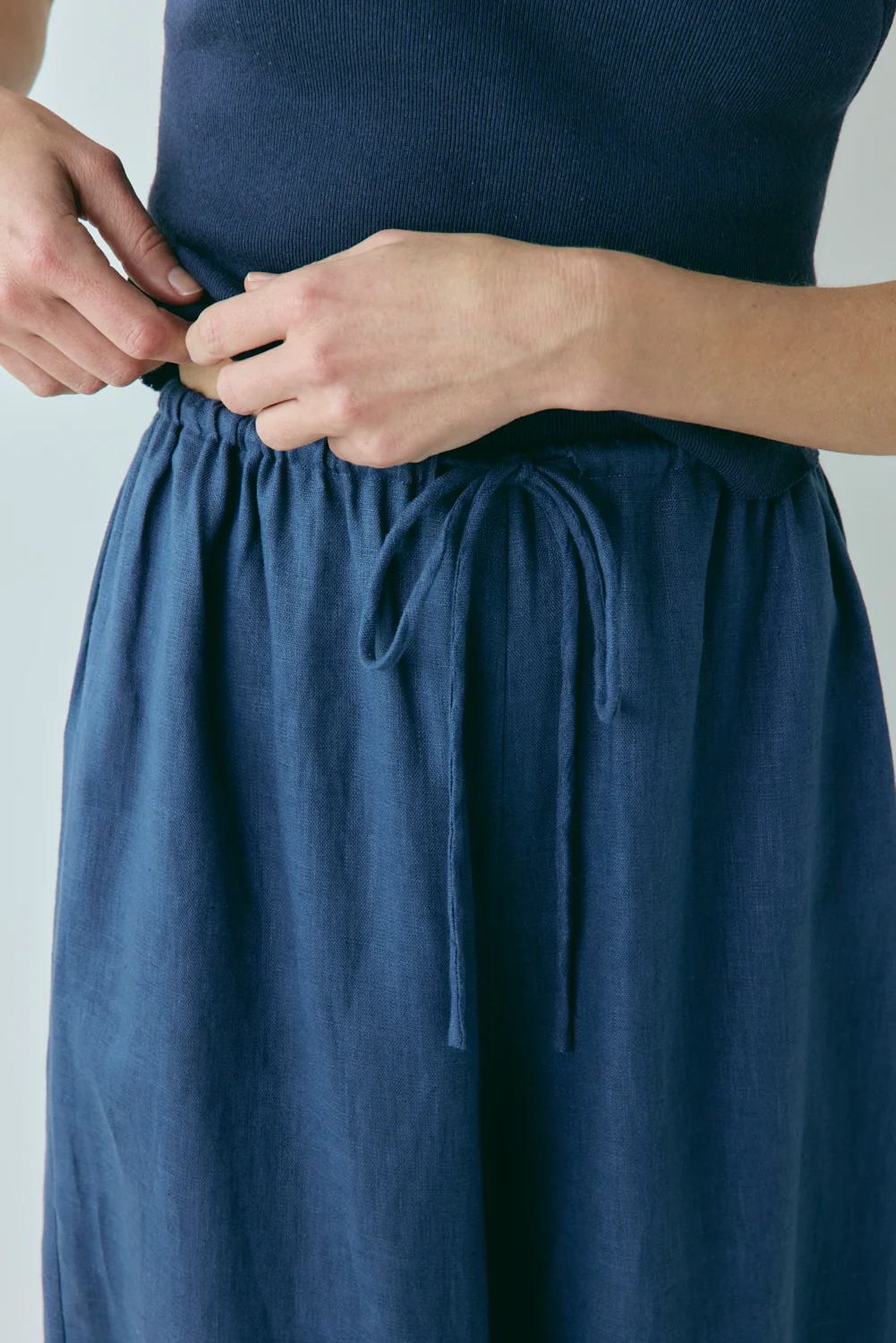 Raya Linen Pants Navy - Image 2