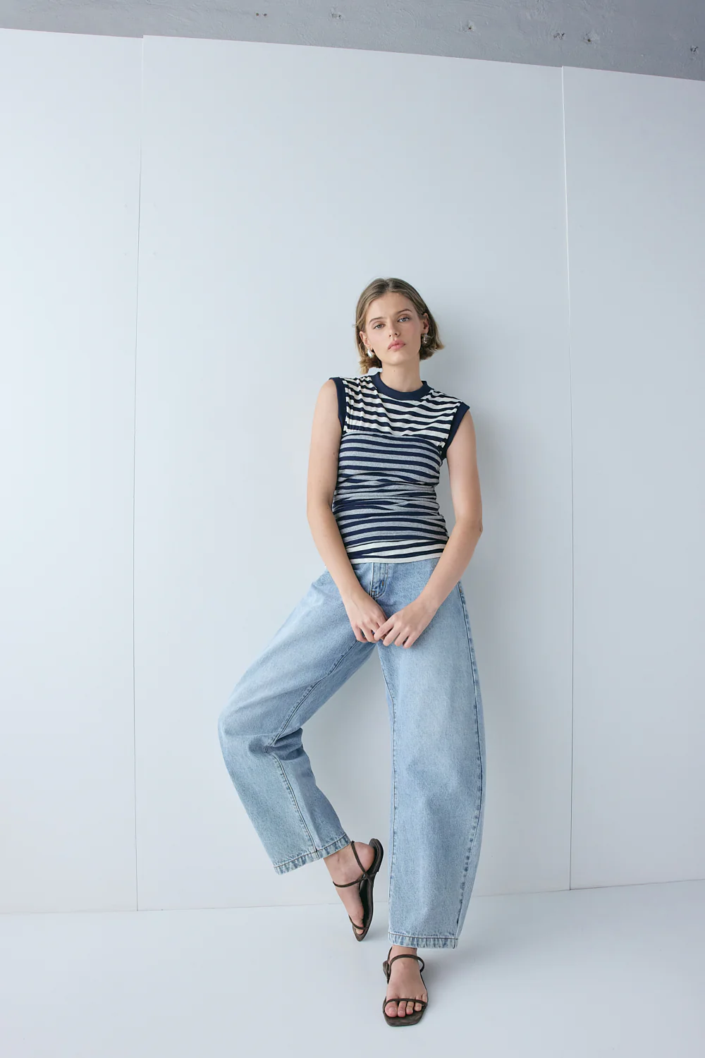 Sami Mid Rise Barrel Denim Jeans Washed Blue - Image 4