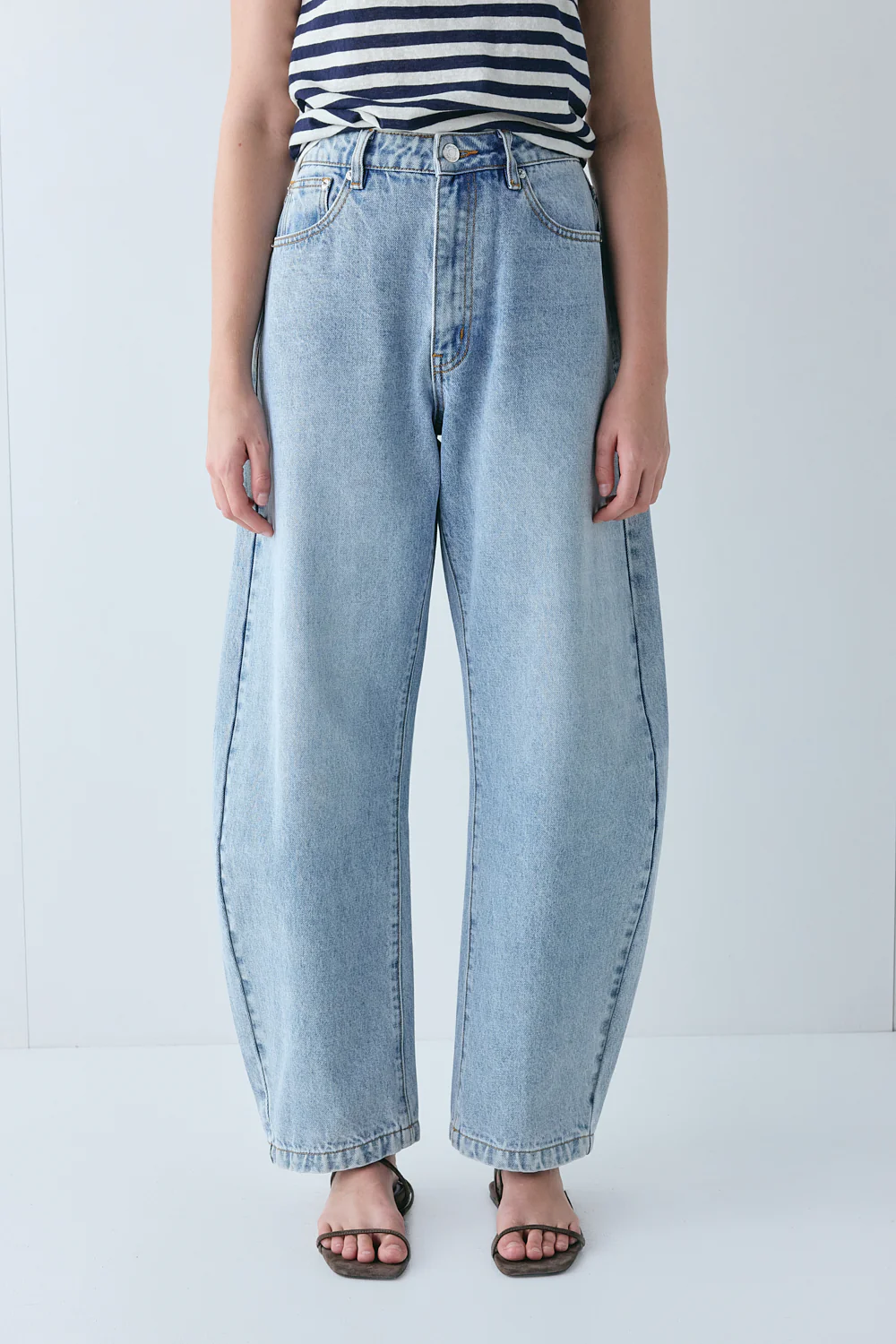 Sami Mid Rise Barrel Denim Jeans Washed Blue - Image 5